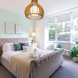 Chic 4 Bed By Station Brighton